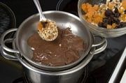 Приготовление блюда по рецепту - Конфеты «Орехи в шоколаде». Шаг 3